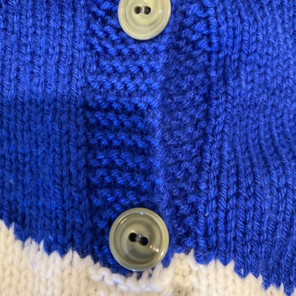 Vintage Cowichan-Style Hand-Knit Cardigan – Women’s S – Bold Wolf Motif - Picture 7 of 9